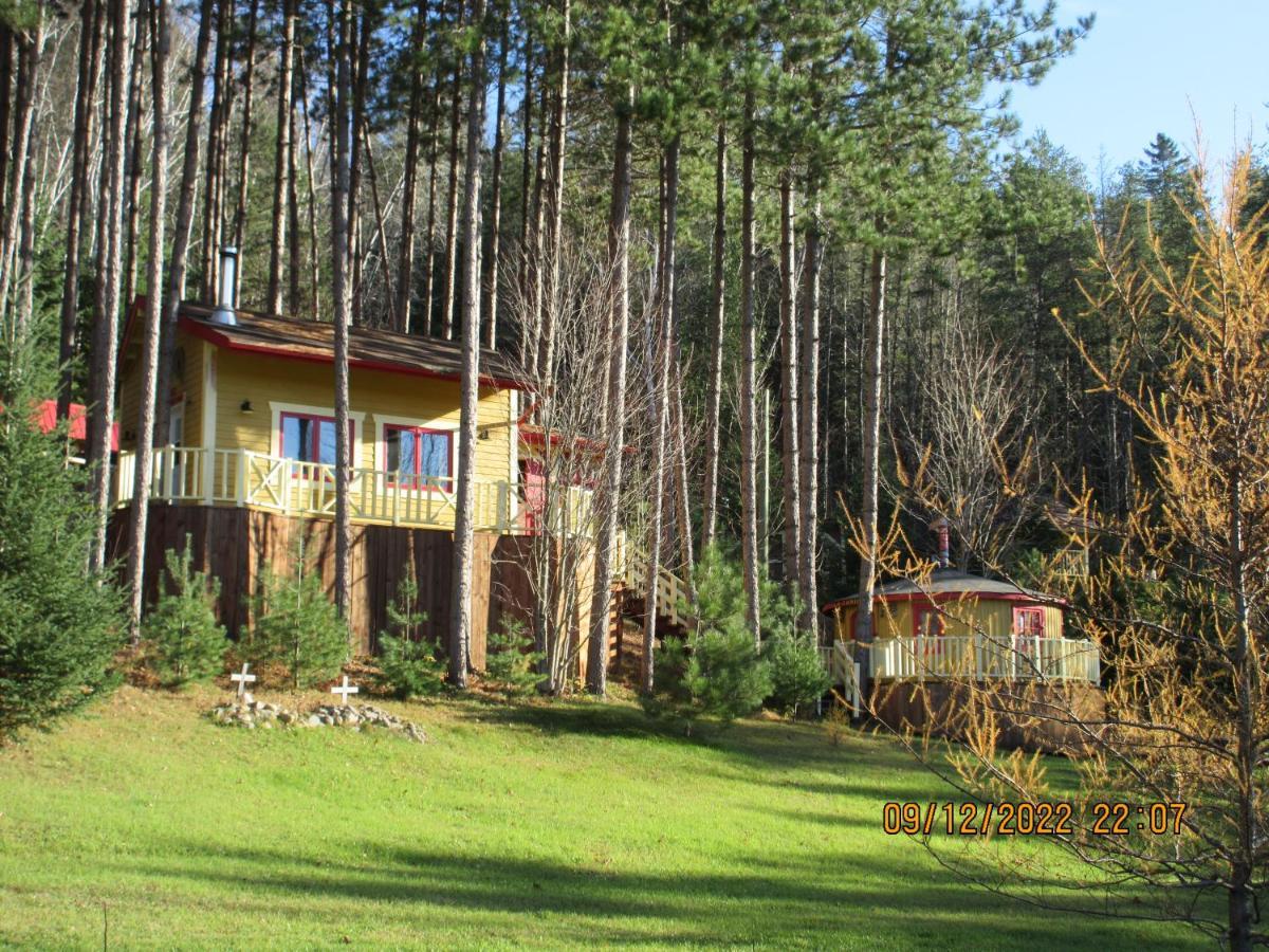 La Maison Sous Les Arbres Saint Roch de Mekinac Exterior photo