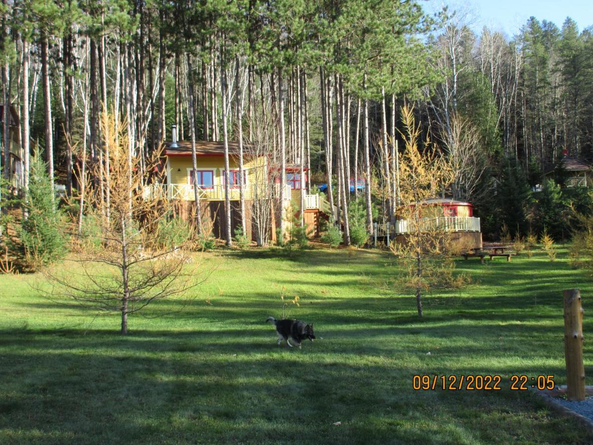 La Maison Sous Les Arbres Saint Roch de Mekinac Exterior photo