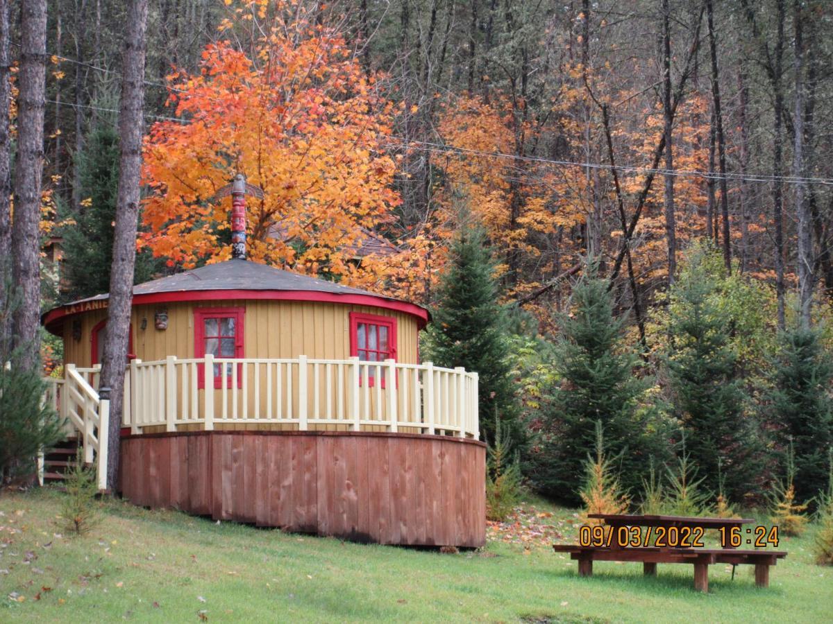 La Maison Sous Les Arbres Saint Roch de Mekinac Exterior photo