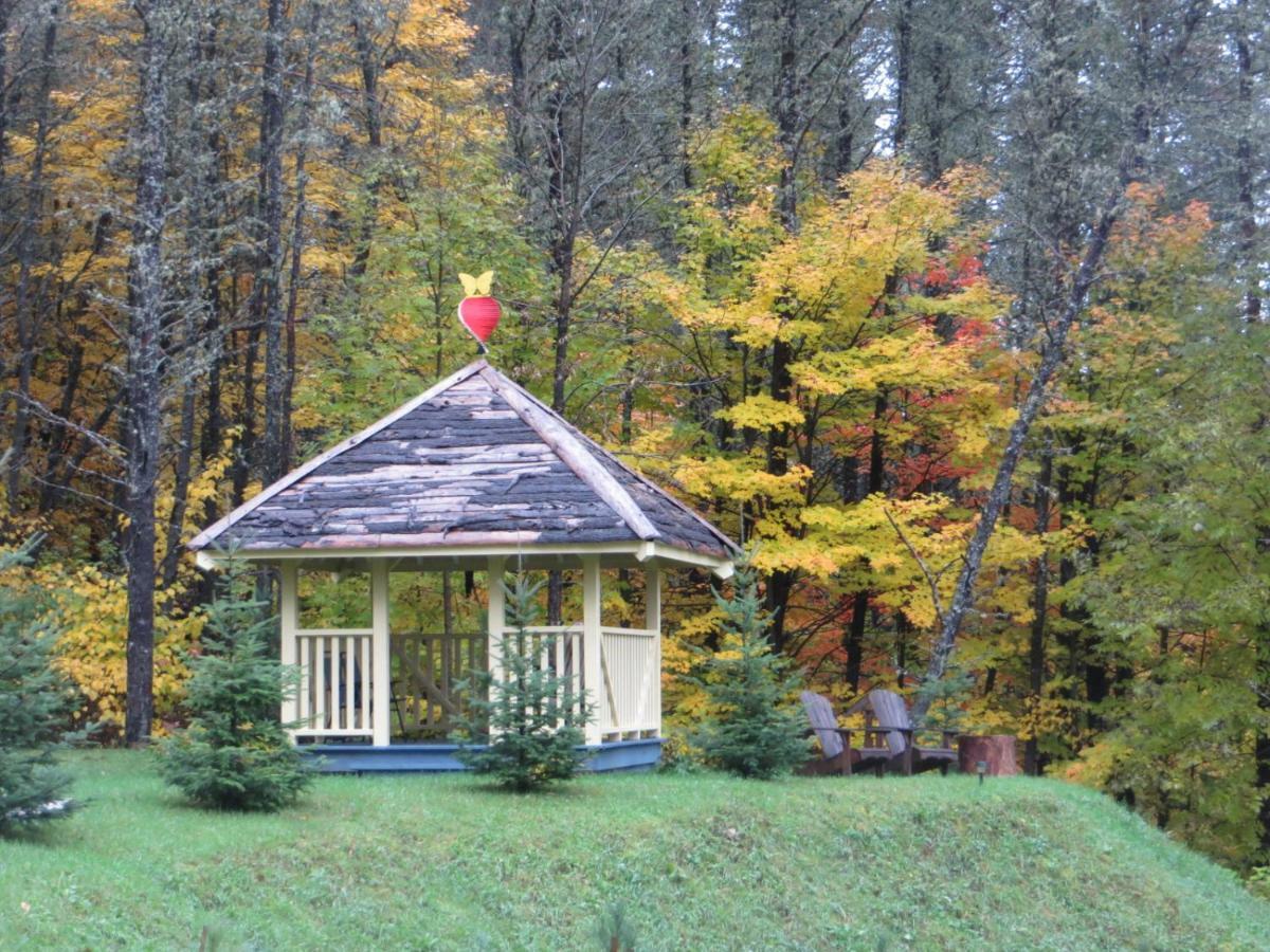 La Maison Sous Les Arbres Saint Roch de Mekinac Exterior photo