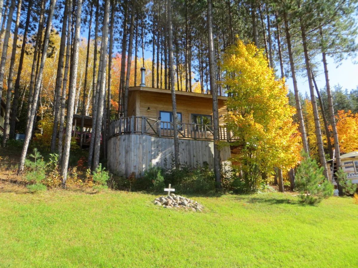 La Maison Sous Les Arbres Saint Roch de Mekinac Exterior photo